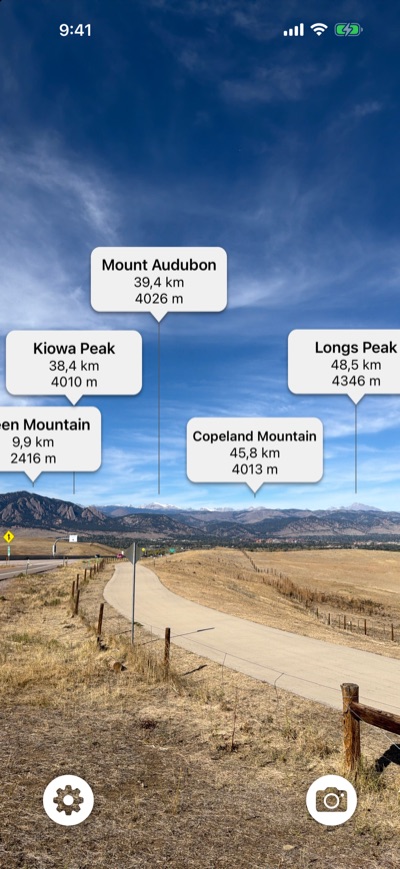 Étiquettes du mont Audubon, de Kiowa Peak, de Longs Peak et de Copeland Mountain au-dessus des plaines près de Boulder
